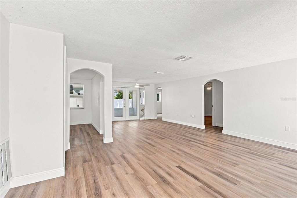 En Venta: $315,000 (4 camas, 2 baños, 1612 Pies cuadrados)