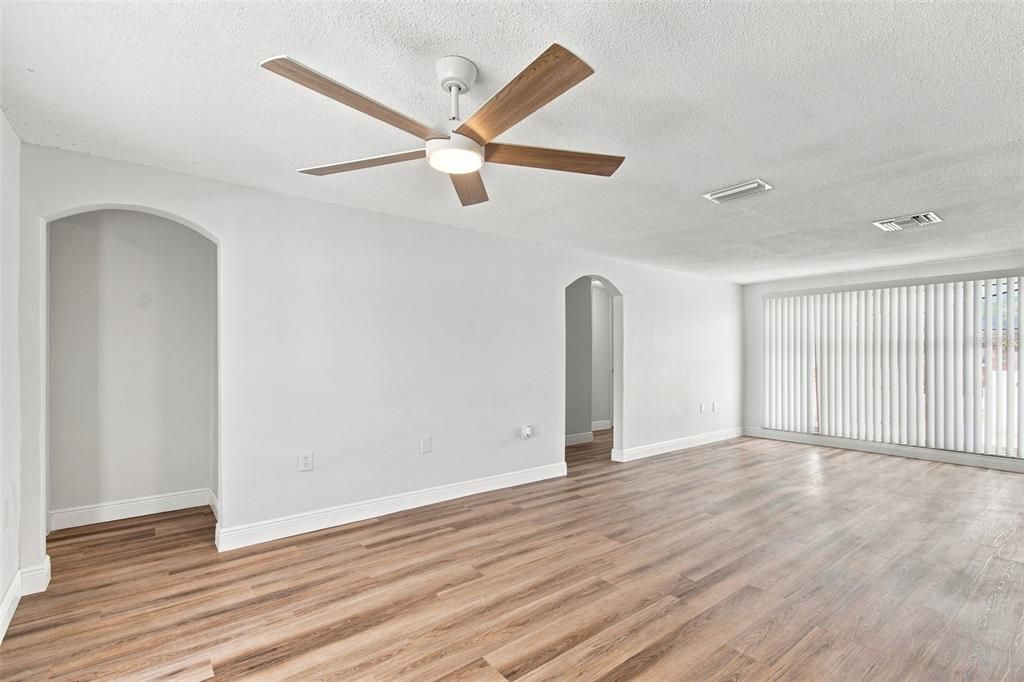 En Venta: $315,000 (4 camas, 2 baños, 1612 Pies cuadrados)
