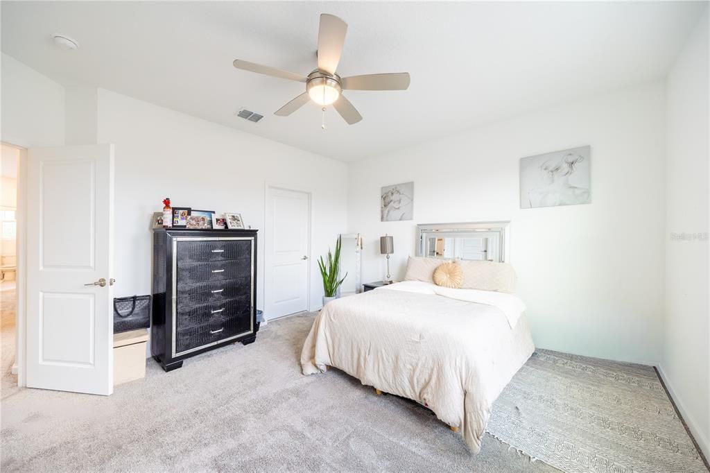 En Venta: $399,900 (4 camas, 3 baños, 2044 Pies cuadrados)