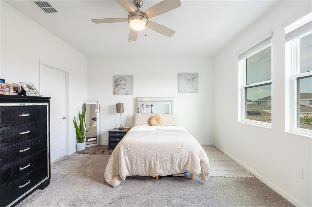En Venta: $399,900 (4 camas, 3 baños, 2044 Pies cuadrados)