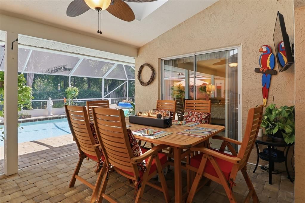En Venta: $575,000 (4 camas, 2 baños, 2785 Pies cuadrados)