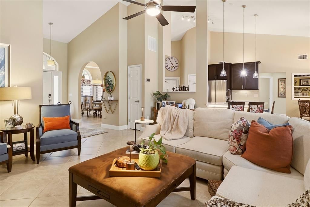 En Venta: $575,000 (4 camas, 2 baños, 2785 Pies cuadrados)