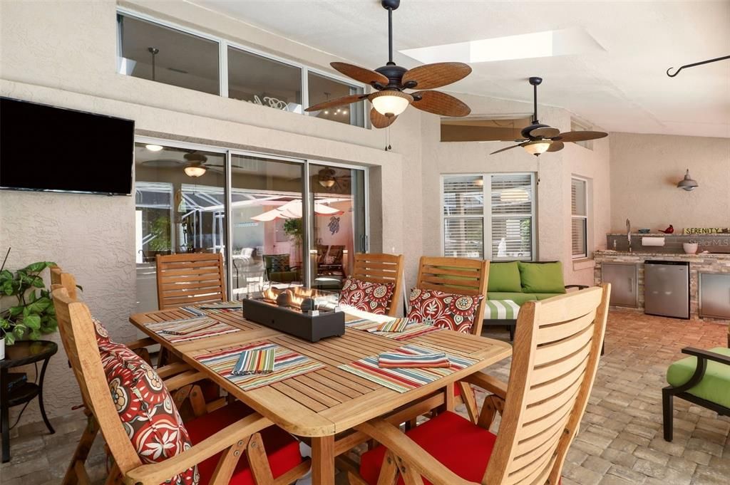 En Venta: $575,000 (4 camas, 2 baños, 2785 Pies cuadrados)