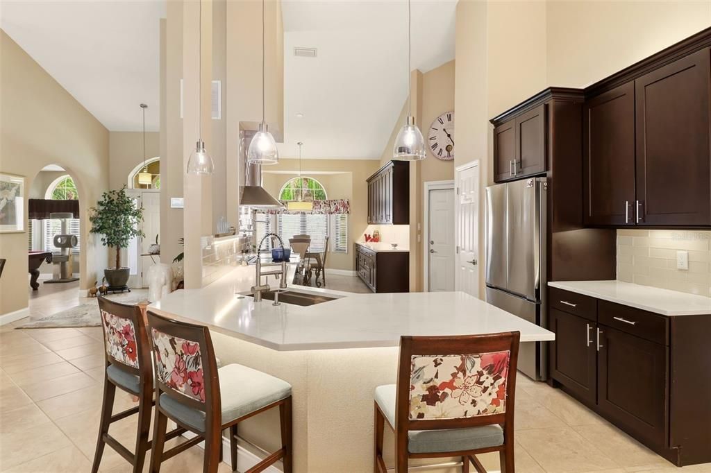 En Venta: $575,000 (4 camas, 2 baños, 2785 Pies cuadrados)