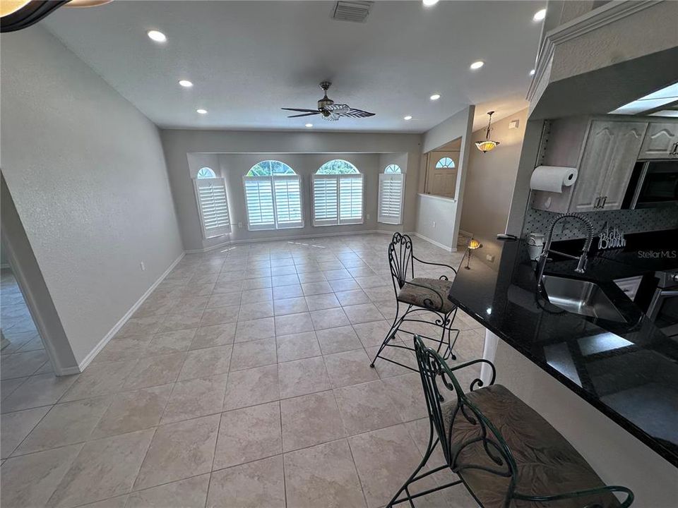 For Sale: $274,875 (2 beds, 2 baths, 1376 Square Feet)