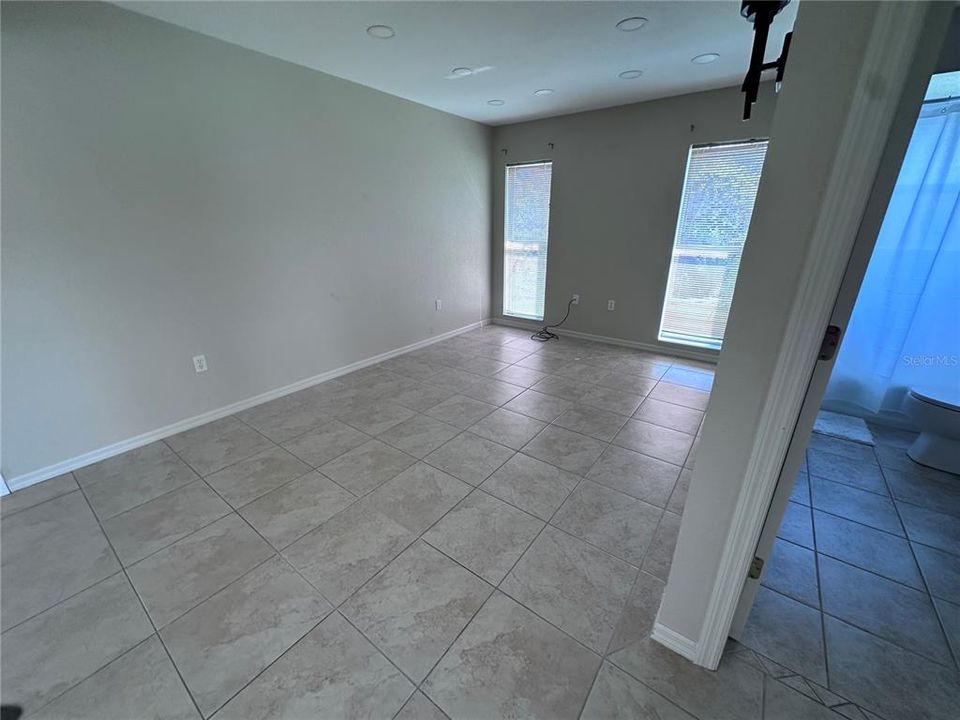 For Sale: $274,875 (2 beds, 2 baths, 1376 Square Feet)