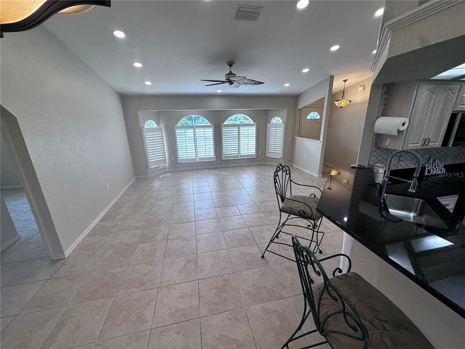 For Sale: $274,875 (2 beds, 2 baths, 1376 Square Feet)