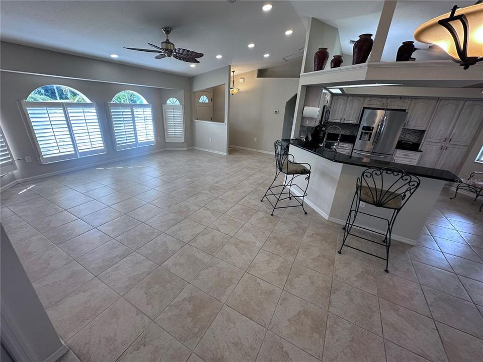 For Sale: $274,875 (2 beds, 2 baths, 1376 Square Feet)