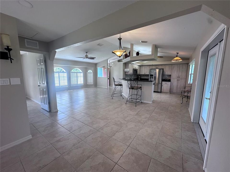For Sale: $274,875 (2 beds, 2 baths, 1376 Square Feet)