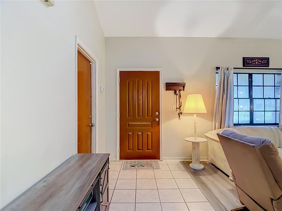 На продажу: $249,999 (2 спален, 2 ванн, 956 Квадратных фут)