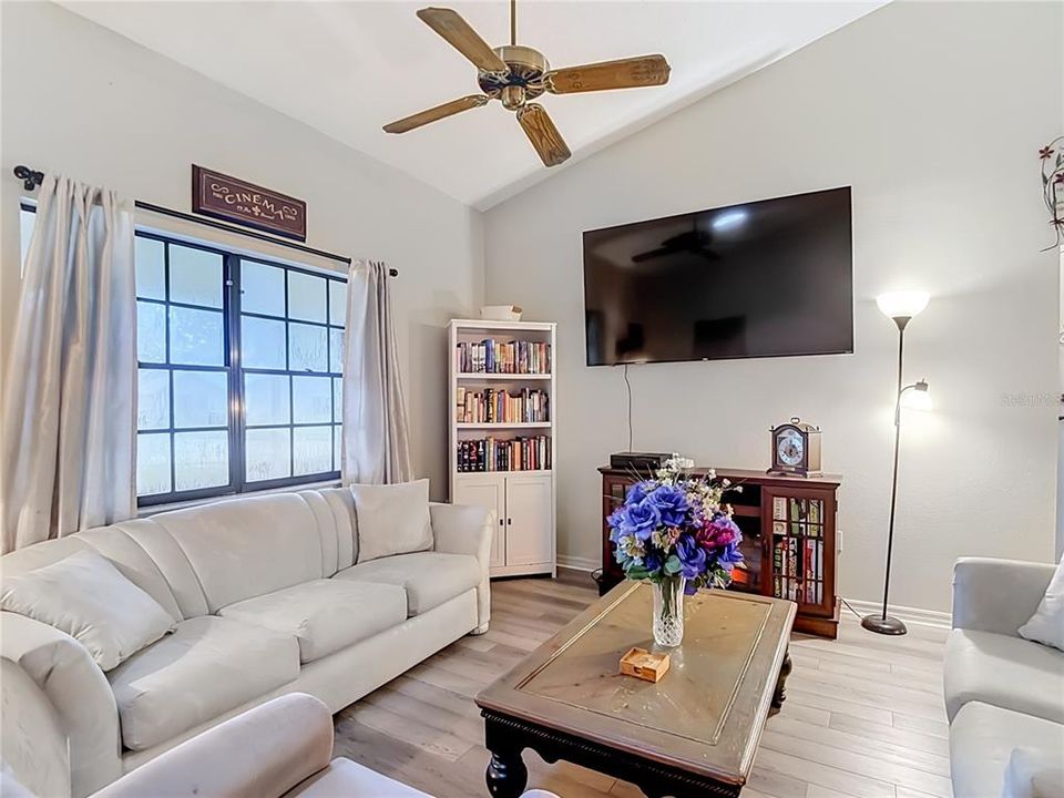 На продажу: $249,999 (2 спален, 2 ванн, 956 Квадратных фут)