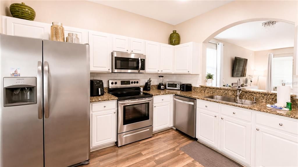For Sale: $699,000 (6 beds, 4 baths, 2812 Square Feet)