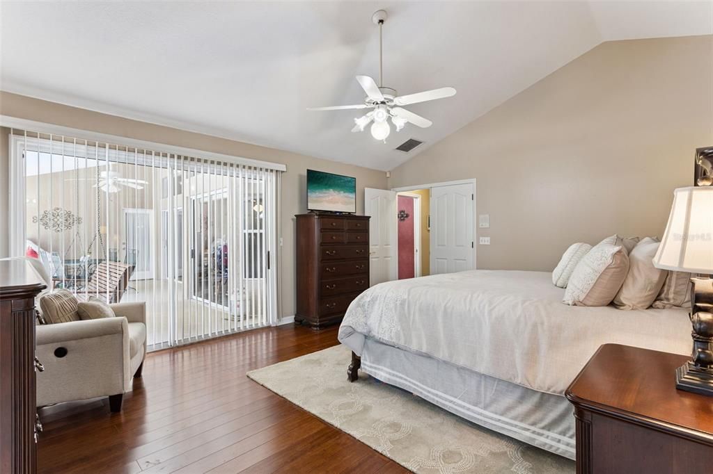 Activo con contrato: $964,500 (5 camas, 3 baños, 2717 Pies cuadrados)