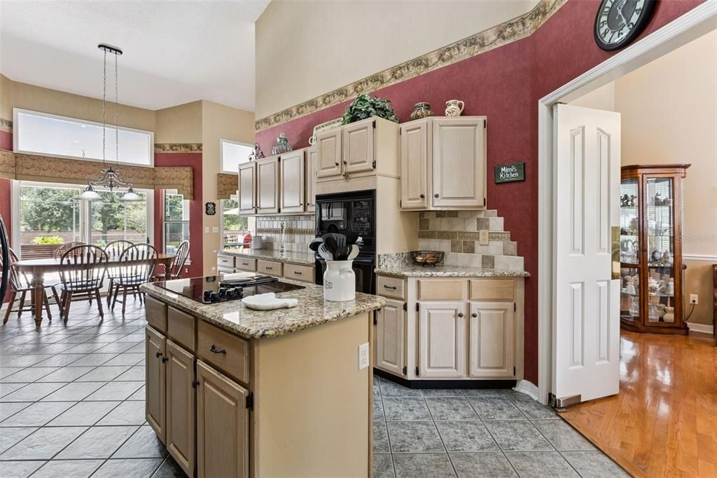 Activo con contrato: $964,500 (5 camas, 3 baños, 2717 Pies cuadrados)