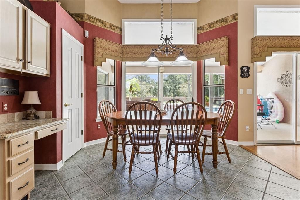 Activo con contrato: $964,500 (5 camas, 3 baños, 2717 Pies cuadrados)