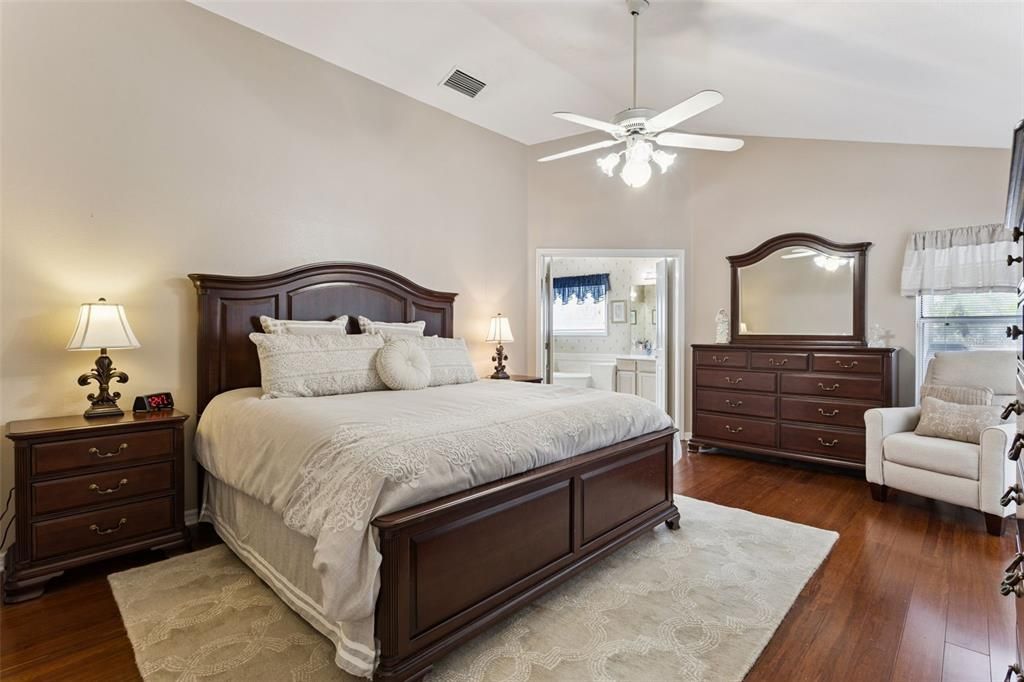 Activo con contrato: $964,500 (5 camas, 3 baños, 2717 Pies cuadrados)