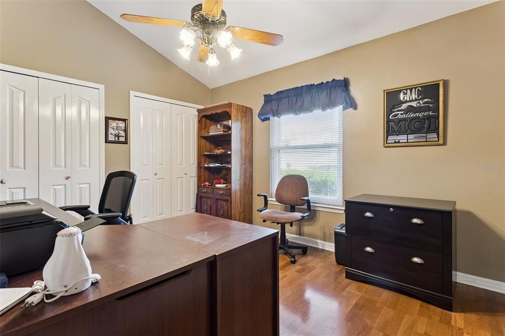 Activo con contrato: $964,500 (5 camas, 3 baños, 2717 Pies cuadrados)