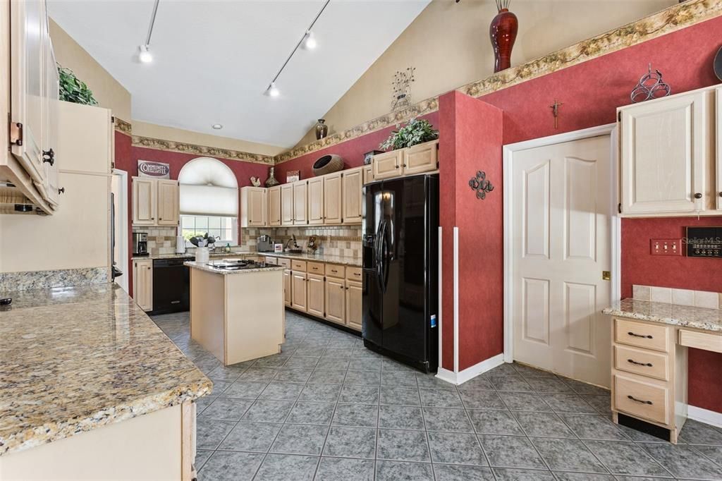 Activo con contrato: $964,500 (5 camas, 3 baños, 2717 Pies cuadrados)