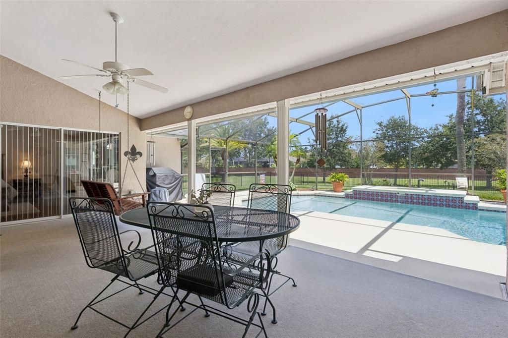 Activo con contrato: $964,500 (5 camas, 3 baños, 2717 Pies cuadrados)