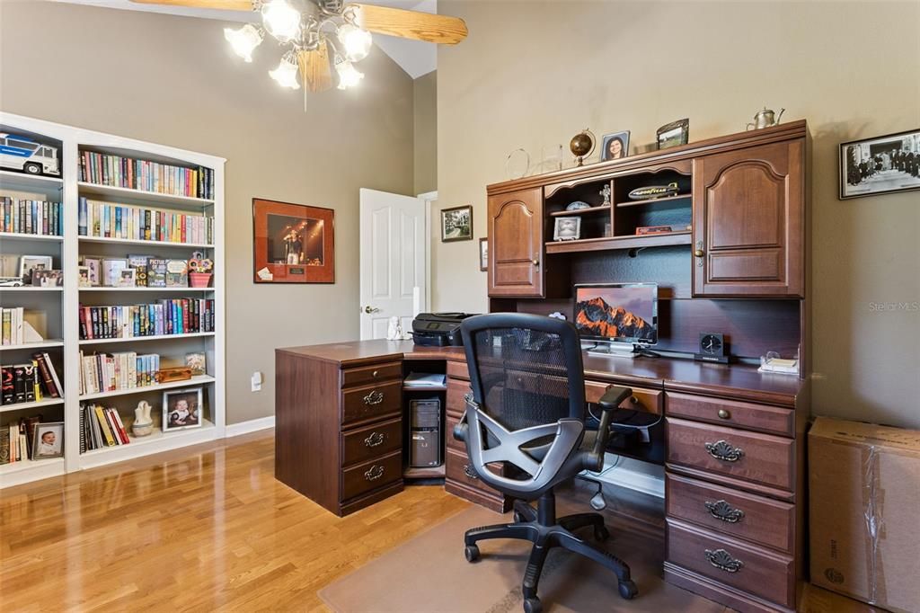 Activo con contrato: $964,500 (5 camas, 3 baños, 2717 Pies cuadrados)