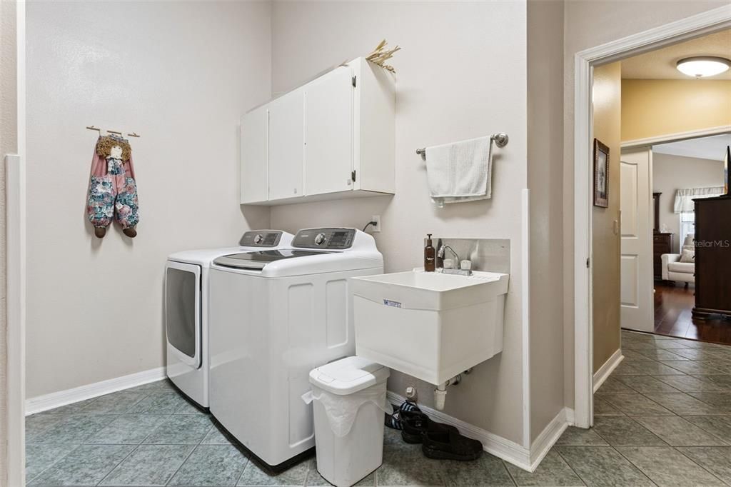 Activo con contrato: $964,500 (5 camas, 3 baños, 2717 Pies cuadrados)