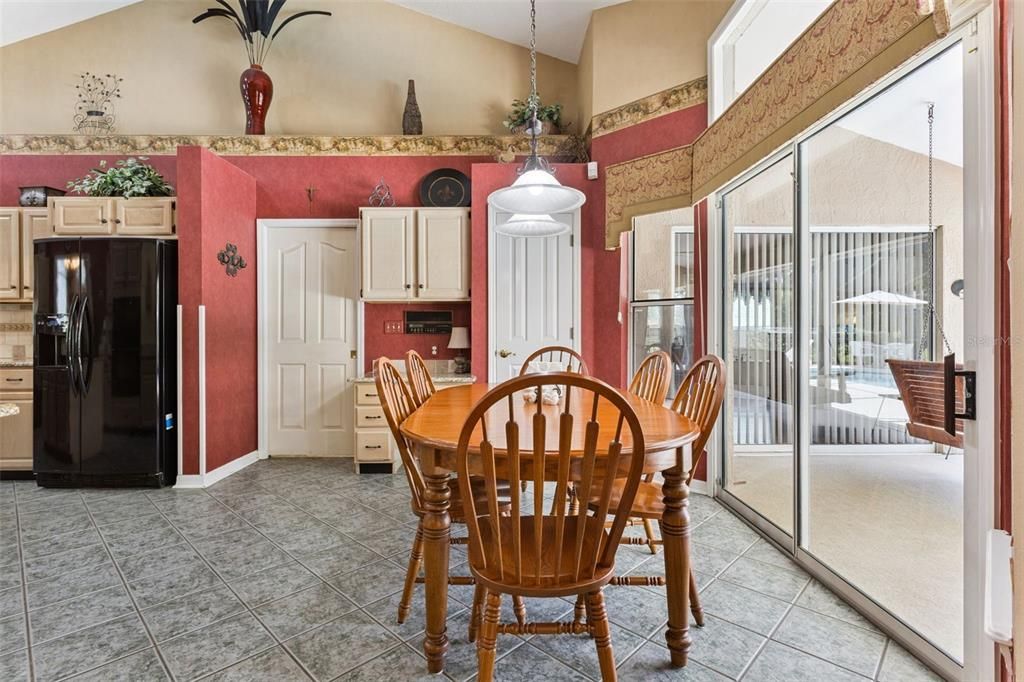 Activo con contrato: $964,500 (5 camas, 3 baños, 2717 Pies cuadrados)