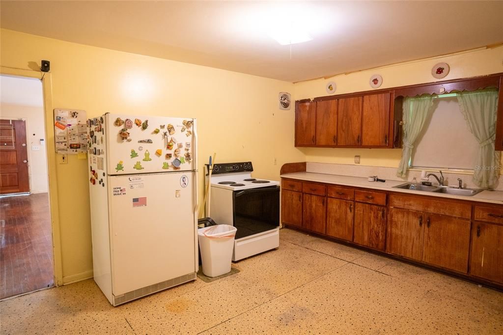 For Sale: $349,000 (3 beds, 1 baths, 1304 Square Feet)