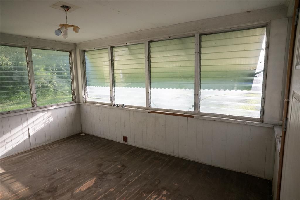 For Sale: $349,000 (3 beds, 1 baths, 1304 Square Feet)