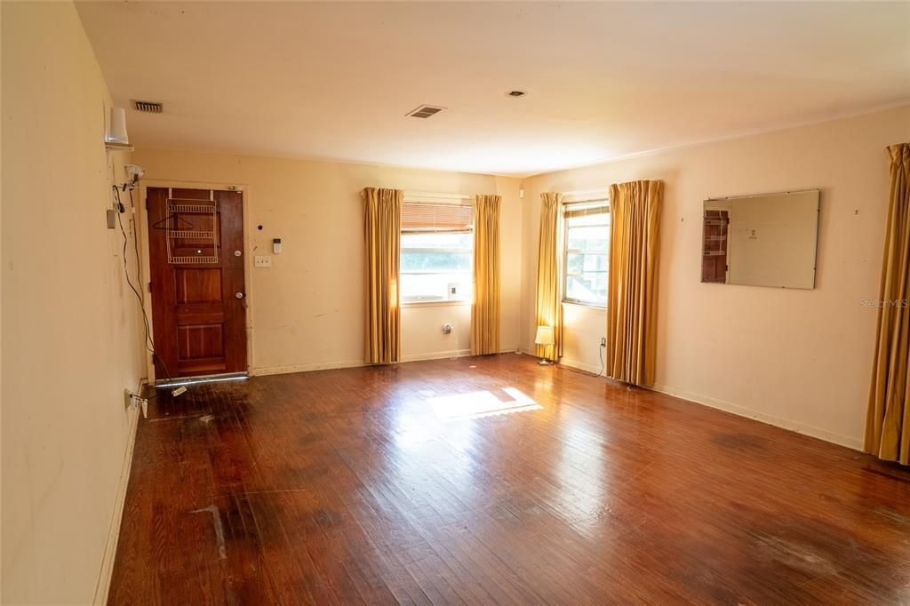 For Sale: $349,000 (3 beds, 1 baths, 1304 Square Feet)