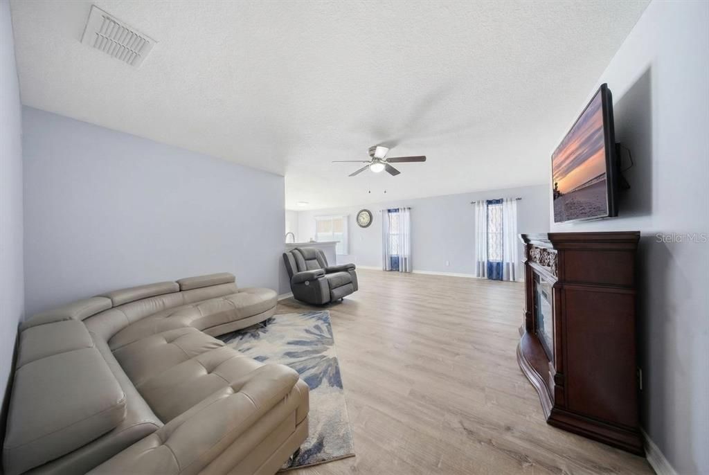 For Sale: $368,000 (3 beds, 2 baths, 1552 Square Feet)