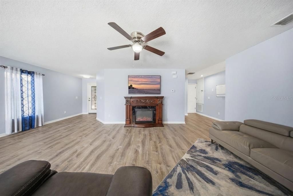 For Sale: $368,000 (3 beds, 2 baths, 1552 Square Feet)