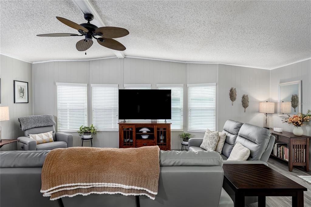 For Sale: $259,000 (2 beds, 2 baths, 1280 Square Feet)