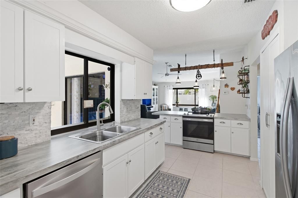For Sale: $529,900 (2 beds, 2 baths, 1704 Square Feet)