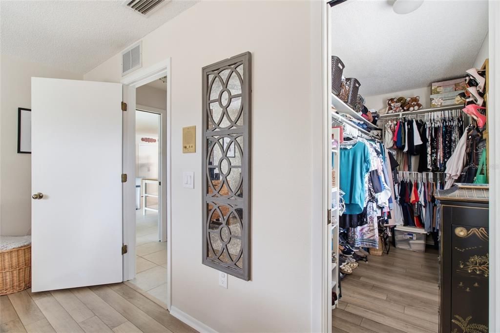 For Sale: $529,900 (2 beds, 2 baths, 1704 Square Feet)