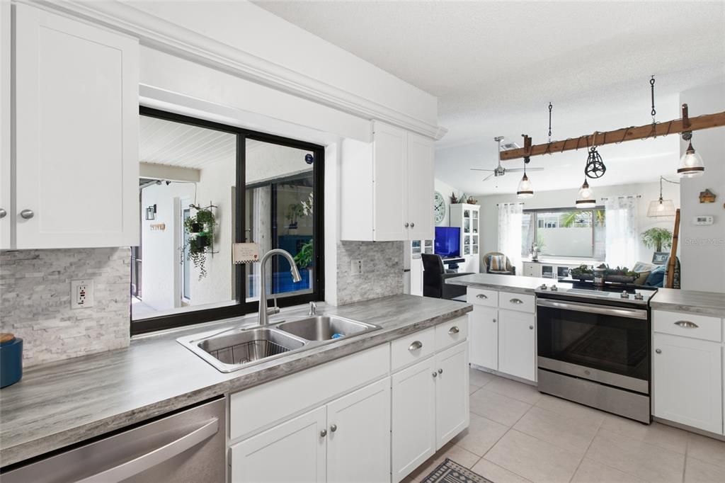 For Sale: $529,900 (2 beds, 2 baths, 1704 Square Feet)
