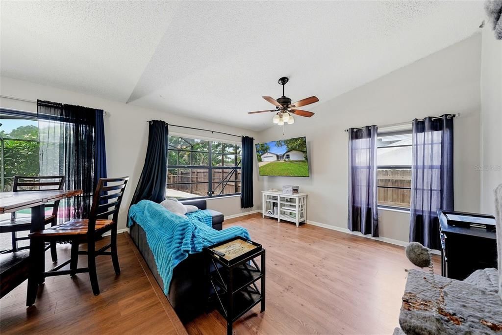 En Venta: $475,000 (3 camas, 2 baños, 1702 Pies cuadrados)