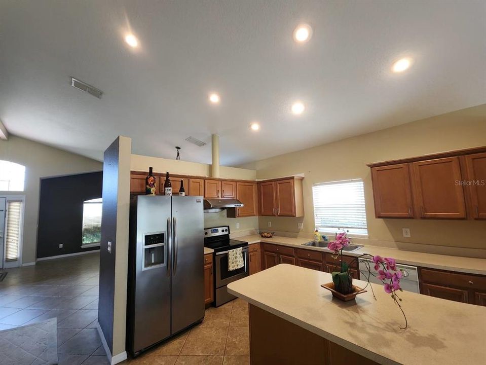 For Sale: $451,000 (6 beds, 2 baths, 3185 Square Feet)