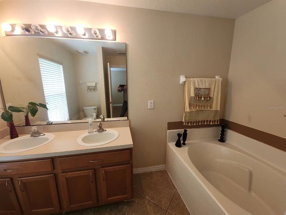 For Sale: $451,000 (6 beds, 2 baths, 3185 Square Feet)