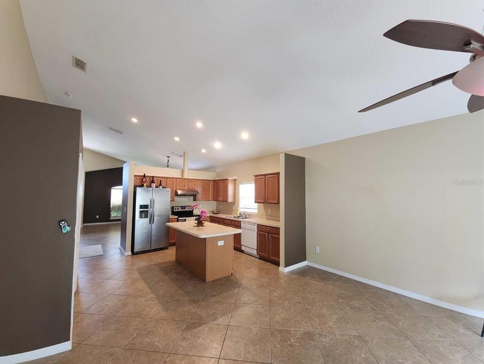 For Sale: $451,000 (6 beds, 2 baths, 3185 Square Feet)