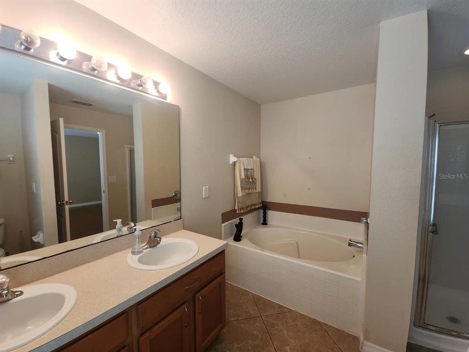 For Sale: $451,000 (6 beds, 2 baths, 3185 Square Feet)