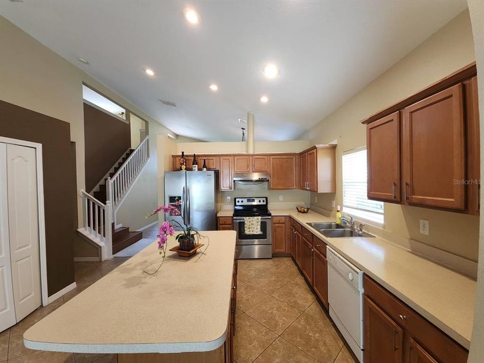For Sale: $451,000 (6 beds, 2 baths, 3185 Square Feet)