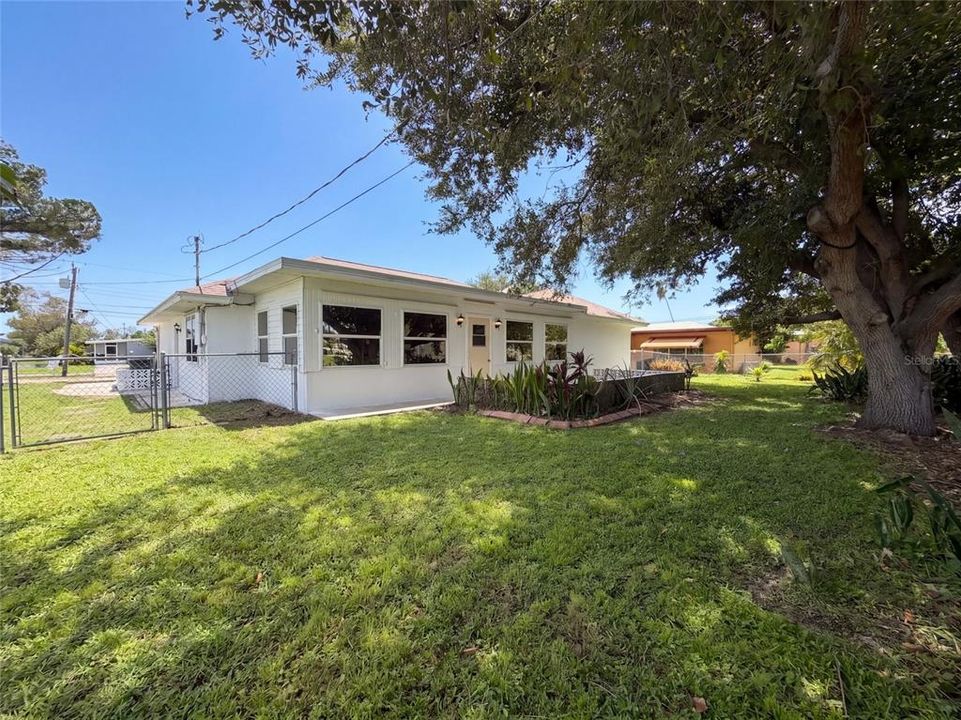 For Sale: $235,000 (2 beds, 2 baths, 1402 Square Feet)