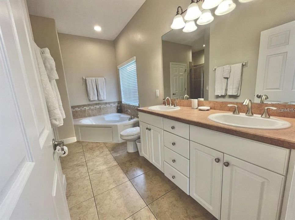 En Venta: $469,900 (5 camas, 5 baños, 2482 Pies cuadrados)