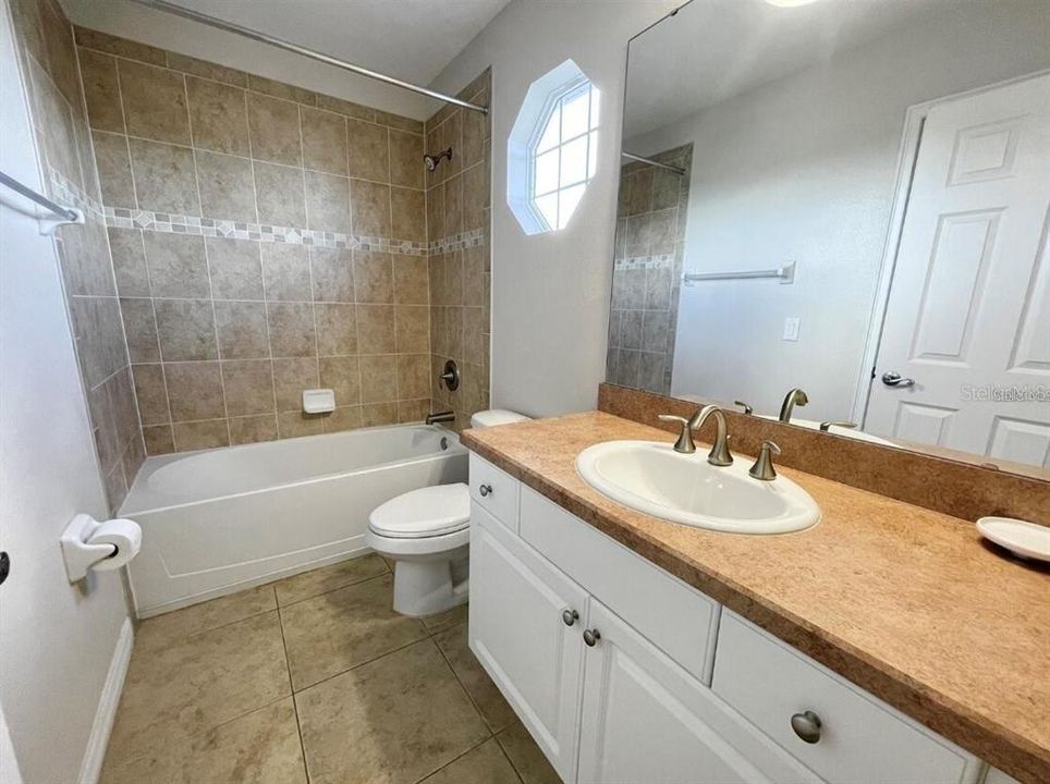 En Venta: $469,900 (5 camas, 5 baños, 2482 Pies cuadrados)