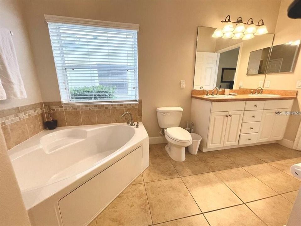 En Venta: $469,900 (5 camas, 5 baños, 2482 Pies cuadrados)
