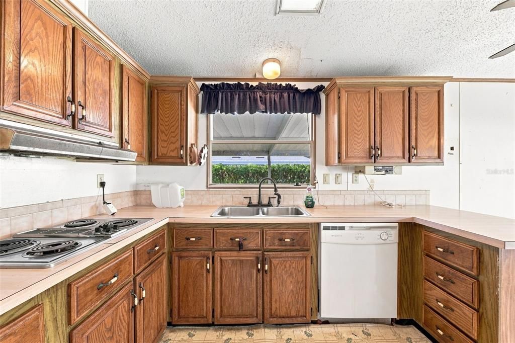 For Sale: $150,000 (2 beds, 2 baths, 1284 Square Feet)