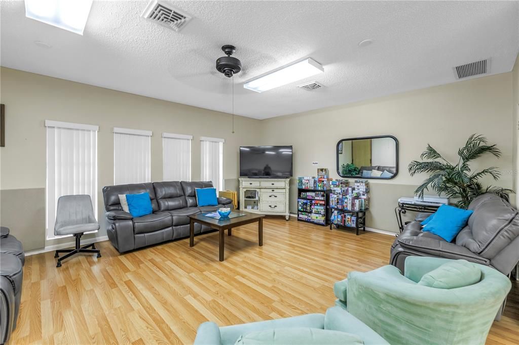 На продажу: $169,000 (2 спален, 2 ванн, 1015 Квадратных фут)