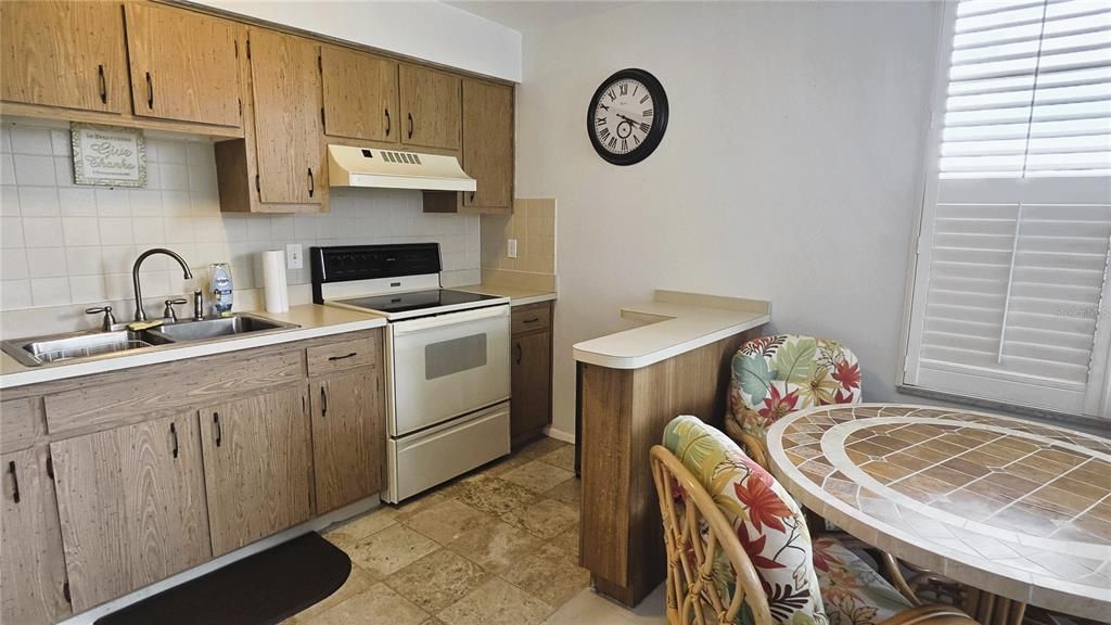 В аренду: $1,400 (2 спален, 1 ванн, 825 Квадратных фут)