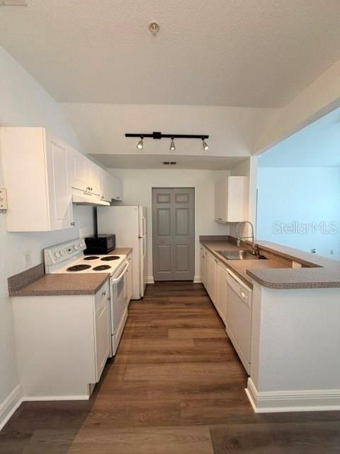 For Sale: $159,000 (1 beds, 1 baths, 708 Square Feet)
