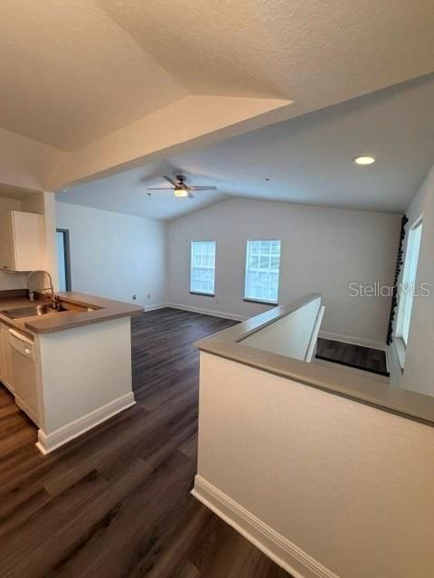 For Sale: $159,000 (1 beds, 1 baths, 708 Square Feet)